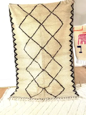 tapis crème avec losange noir