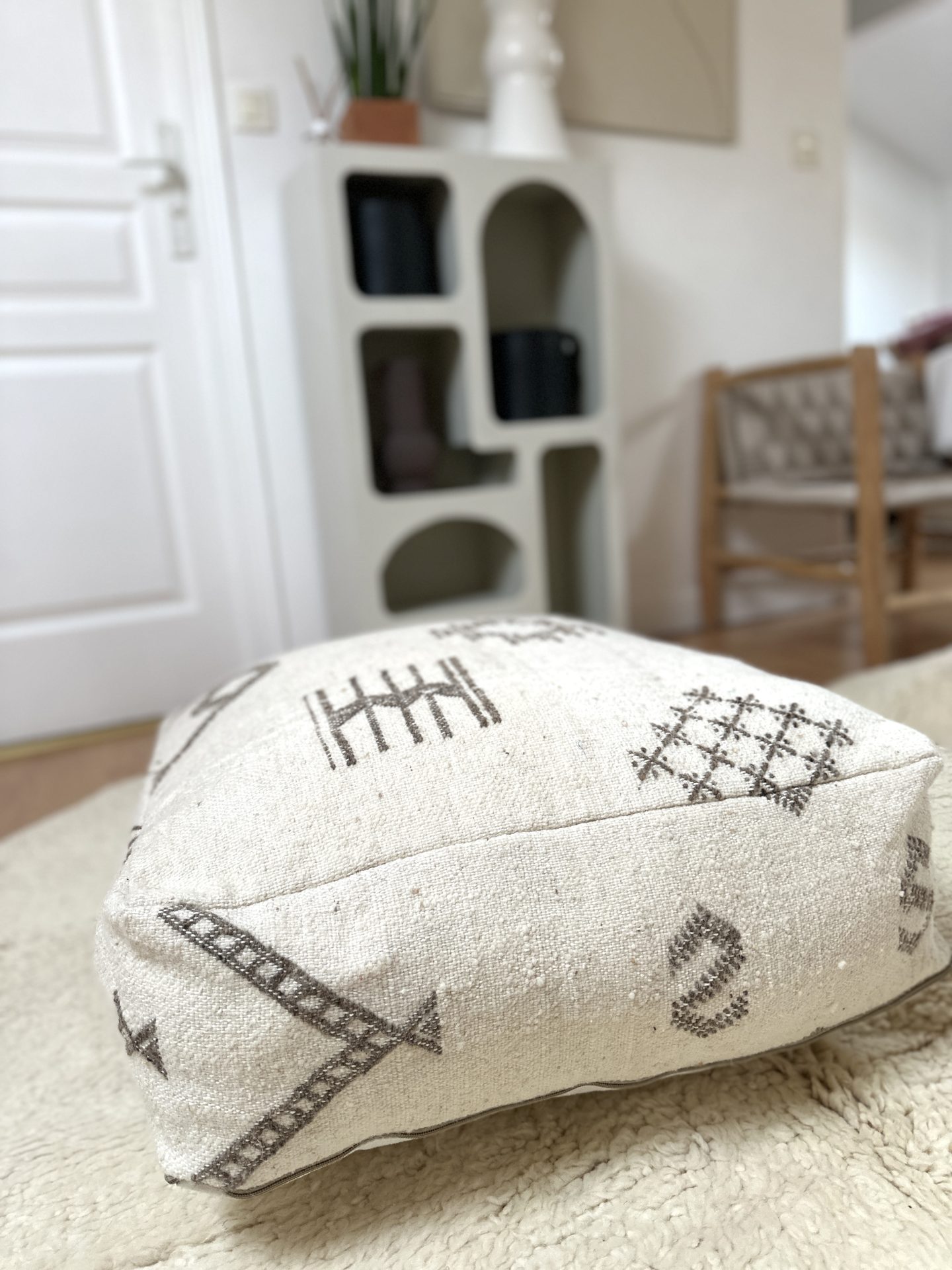 Pouf berbère Kilim choco et blanc beige – Image 3