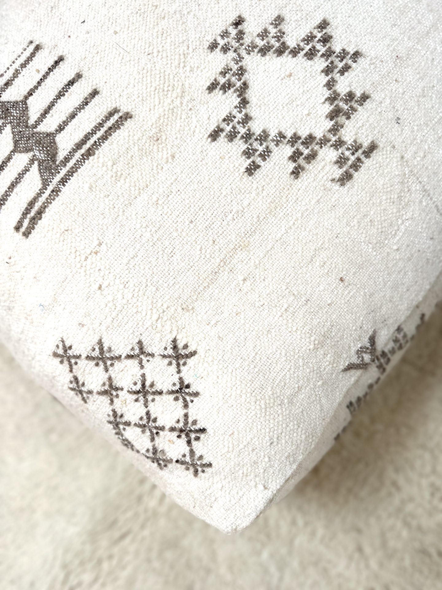 Pouf berbère Kilim choco et blanc beige – Image 5