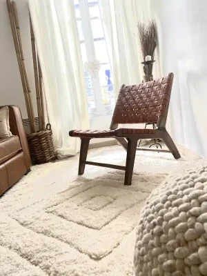 Fauteuil en noyer et cuir couleur caramel
