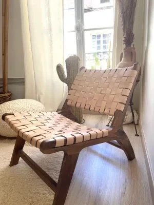 Fauteuil en noyer et cuir couleur naturel