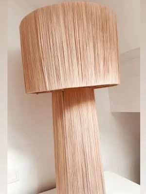 LAMPE A POSER EN RAPHIA Hauteur 90 cm