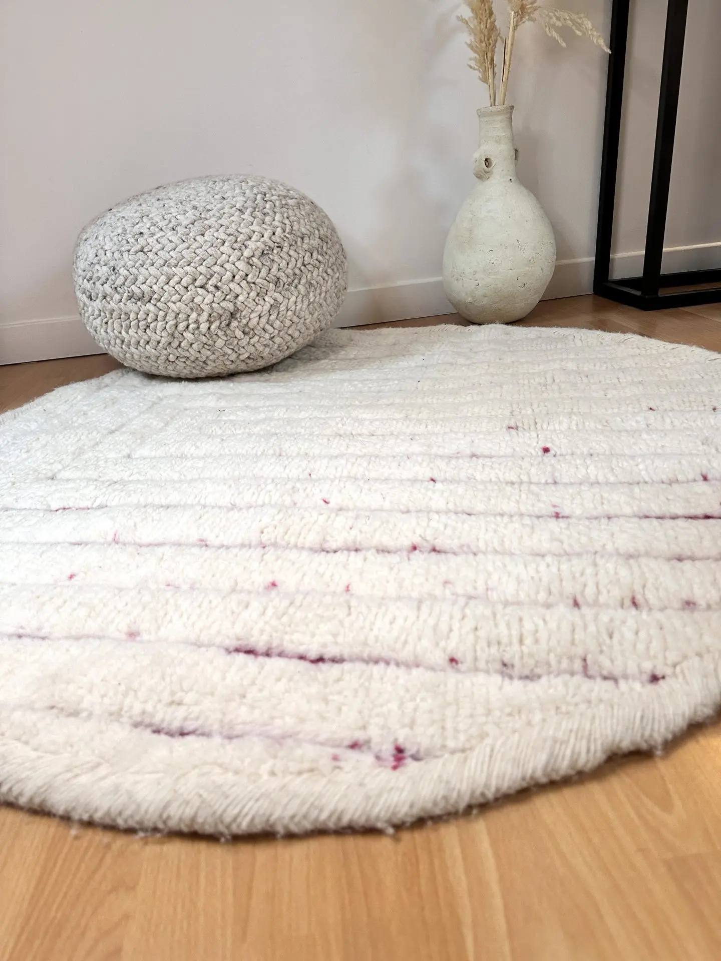 Tapis berbère Beni Ouarain rond Beige Rainure rose diamètre 130 cm