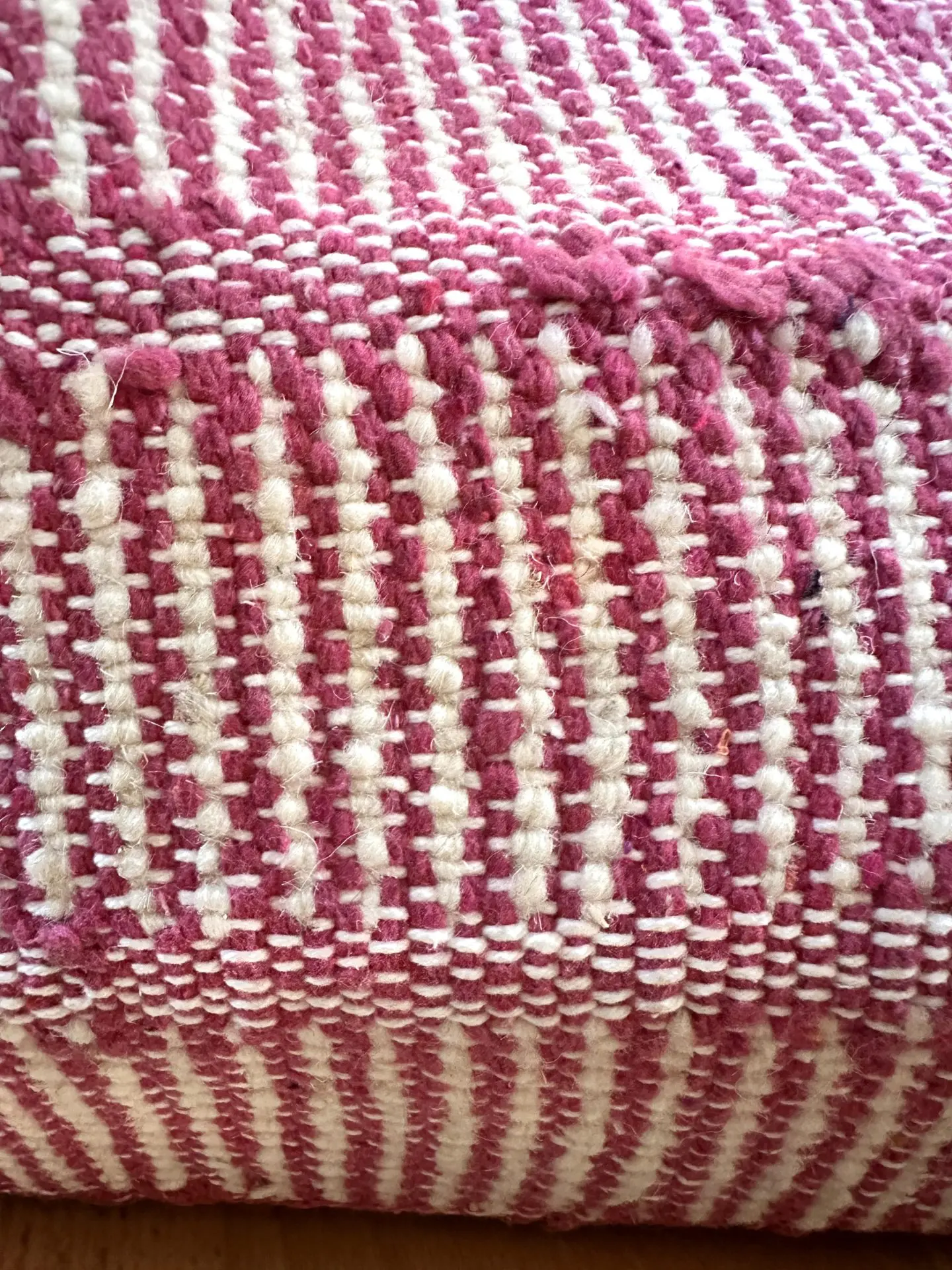 Tapis berbère Beni Ouarain rond Beige Rainure rose diamètre 130 cm – Image 3
