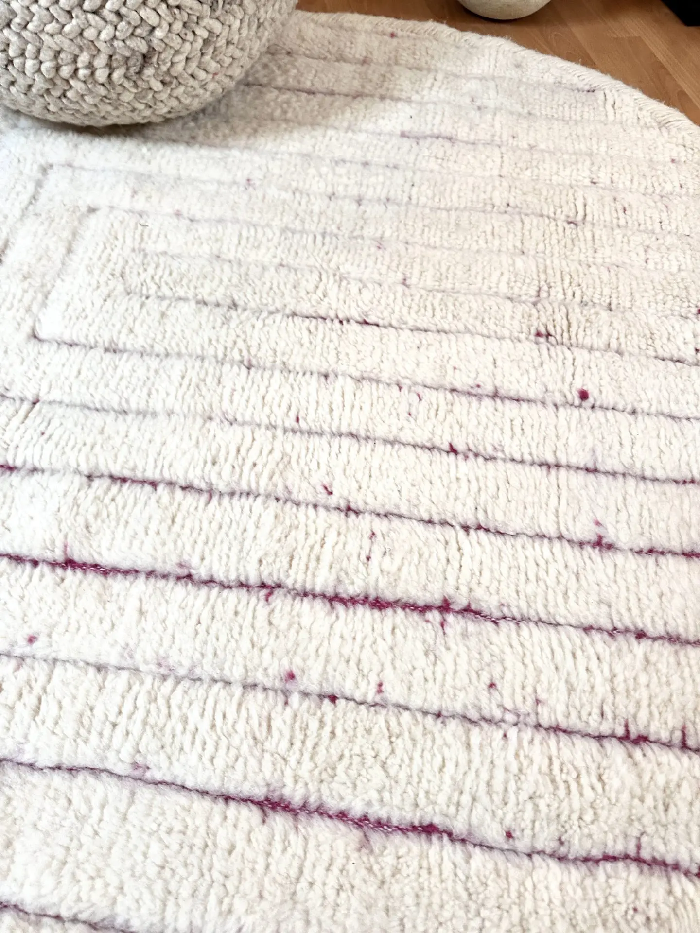 Tapis berbère Beni Ouarain rond Beige Rainure rose diamètre 130 cm – Image 2